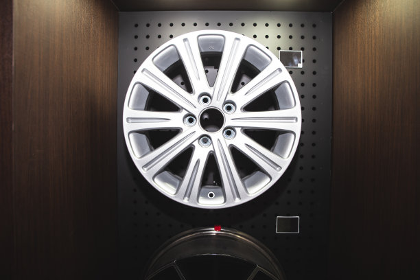 展厅里的汽车轮胎图片下载