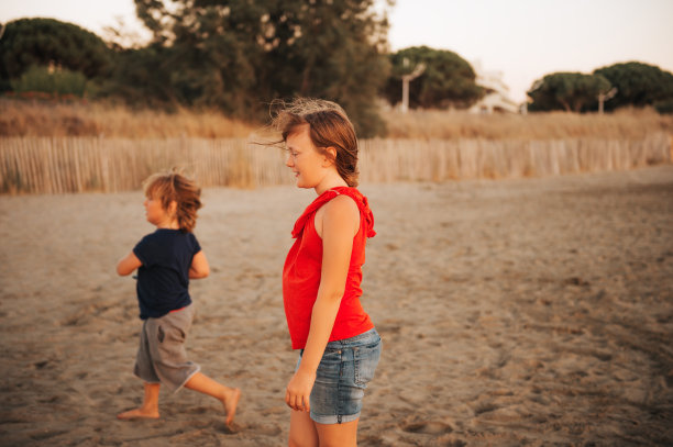 可爱的孩子们在海边享受暑假。这张照片摄于法国朗格多克-鲁西永卡玛格尔加德区勒格劳-杜-罗伊图片下载