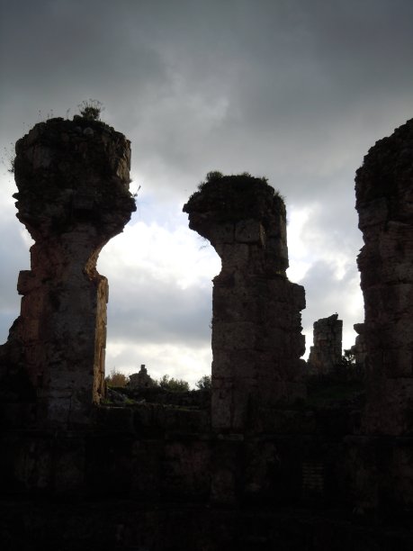 土耳其卡帕多西亚的古代人类居住地，奇特的岩层和洞穴剪影图片下载
