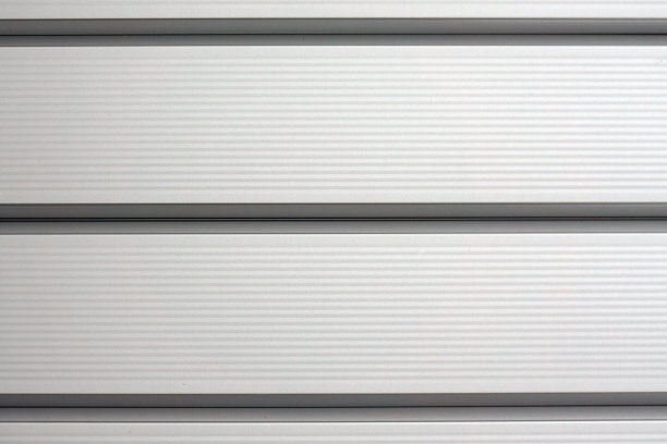 白色波纹金属背景和纹理表面。图片下载