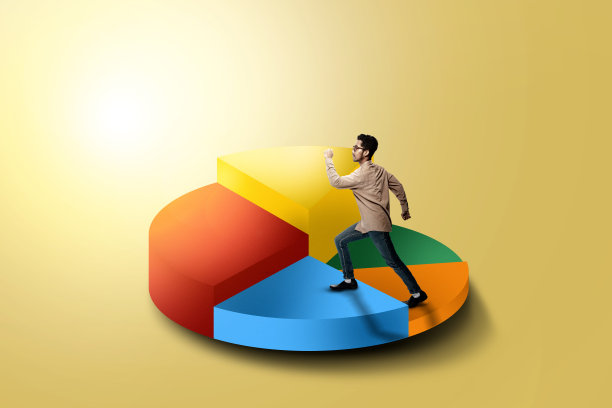 英俊的亚洲商人走到最高的3d饼图图片下载