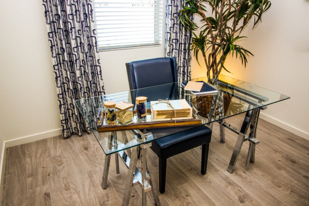 家庭办公玻璃桌与高靠背椅子图片下载