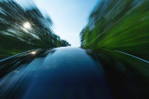 一辆玻璃顶的豪华车在路上行驶图片下载