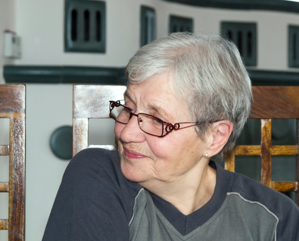 老满意的女人图片下载