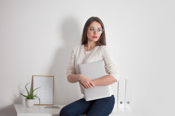 时尚的商务黑发，戴着眼镜和笔记本电脑。图片下载