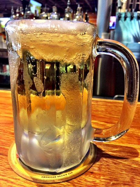 冰镇啤酒，杯口有冰霜图片下载