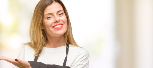 女店主穿着围裙，手里拿着什么东西图片下载