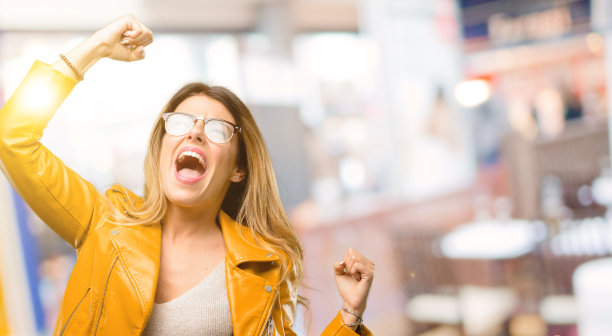 快乐和兴奋庆祝胜利，表达巨大的成功，力量，能量和积极的情绪。庆祝新工作快乐图片下载