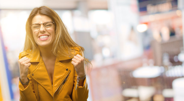 快乐和兴奋庆祝胜利，表达巨大的成功，力量，能量和积极的情绪。庆祝新工作快乐图片下载