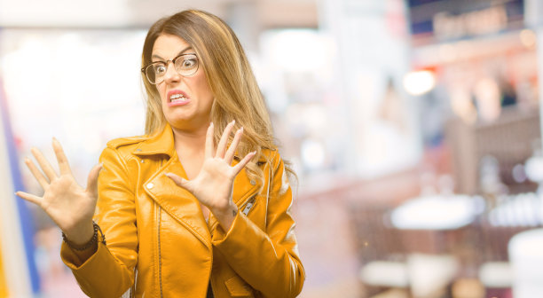 厌恶和愤怒，保持双手停止的姿势，作为防御，大叫图片下载