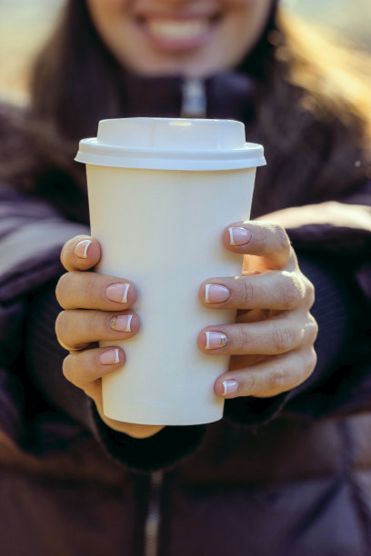 有咖啡的女孩。图片下载