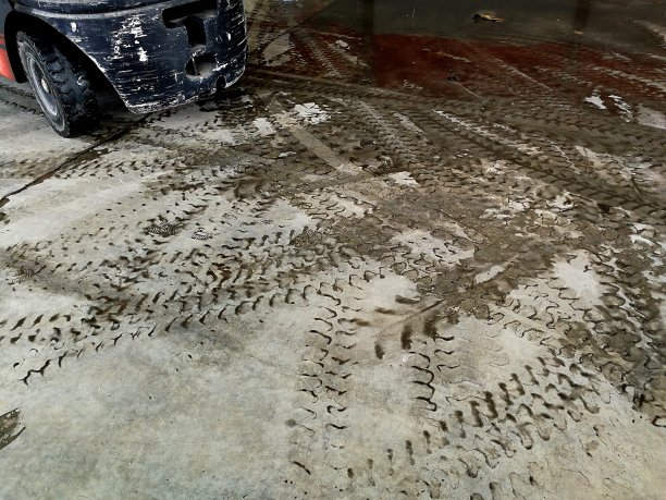 铲车在肮脏地面上的轮胎痕迹图片下载