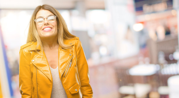 自信、快乐，笑起来很自然图片下载