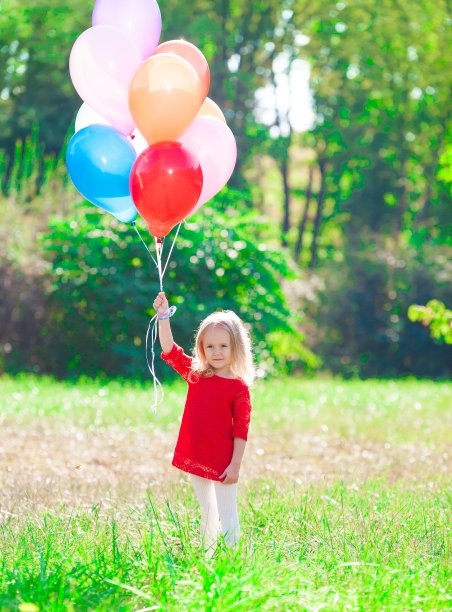 女孩红裙子，气球图片下载
