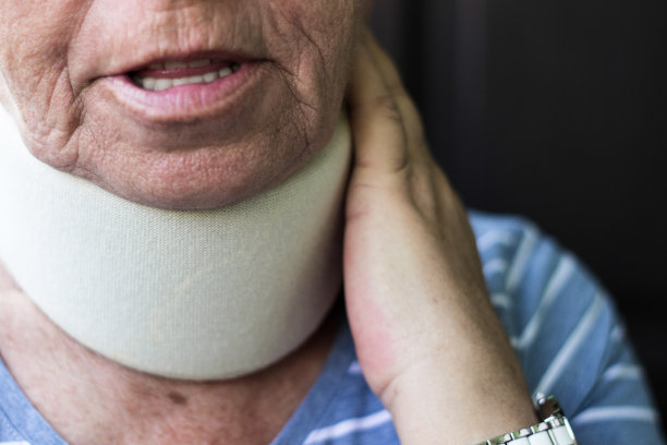 戴颈托的老妇人图片下载