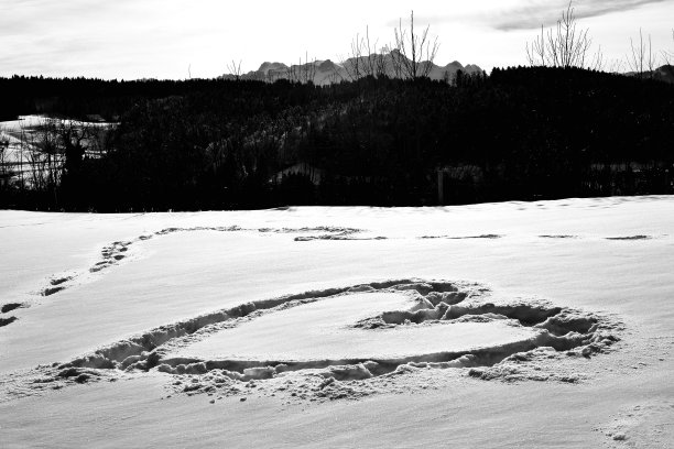 心在雪里，山在远方。图片下载