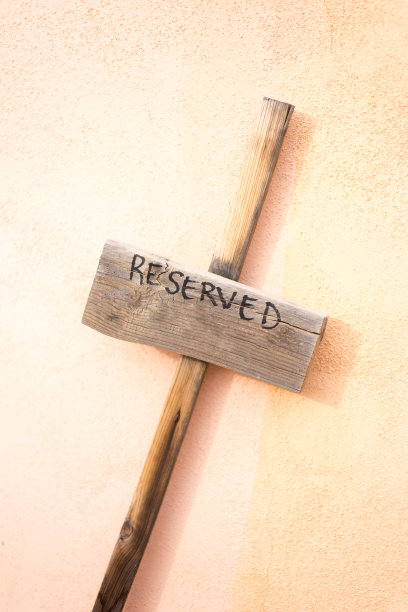 手工印制的木制“保留”标志图片下载