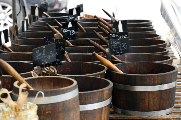 农贸市场上的木桶原料。图片下载