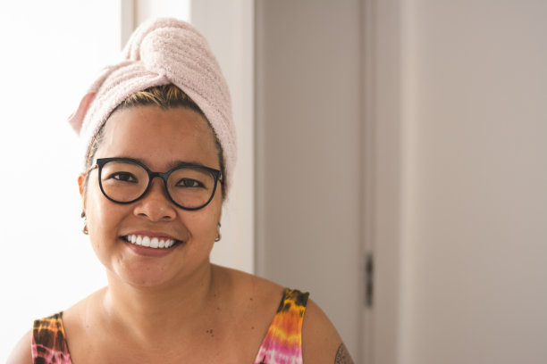 亚洲妇女的肖像与毛巾在头上图片下载