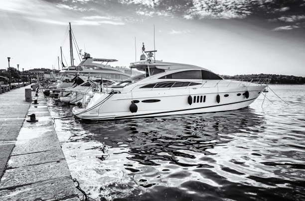 克罗地亚Porec港的游艇是无色的图片下载