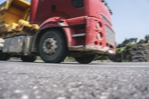 红色的卡车图片下载