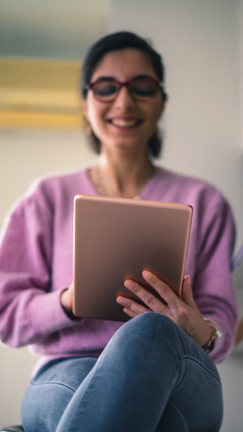 女孩在家里使用ıpad图片下载