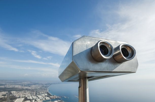 金属灰色硬币操作望远镜隔离在美丽的夏季全景在城市景观图片下载