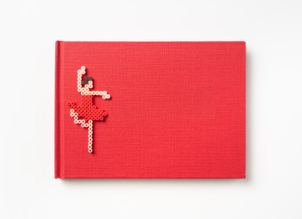 俯视图的红色精装笔记本和玩具图片下载