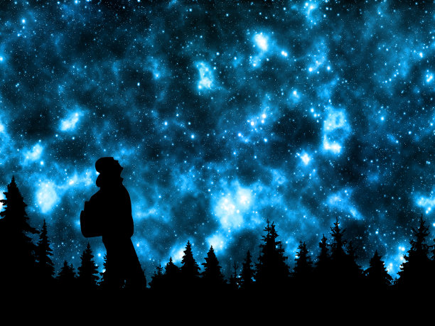 背着双肩包的人在松树林上方仰望夜空中的星星图片下载