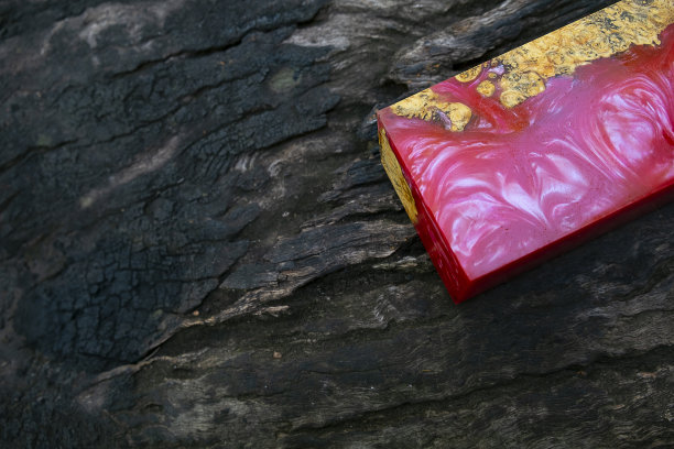 铸造环氧树脂稳定阿夫泽里亚树刺异国木材红黄色背景，抽象艺术图片照片，印刷设计和您的广告，混合图片下载