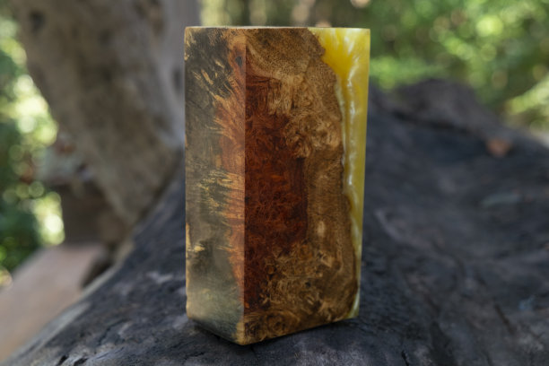 铸造环氧树脂稳定阿夫泽里亚树刺异国木材红黄色背景，抽象艺术图片照片，印刷设计和您的广告，混合图片下载