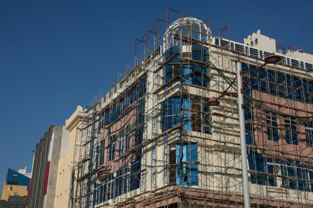 正在建造的美丽建筑被脚手架包裹着图片下载