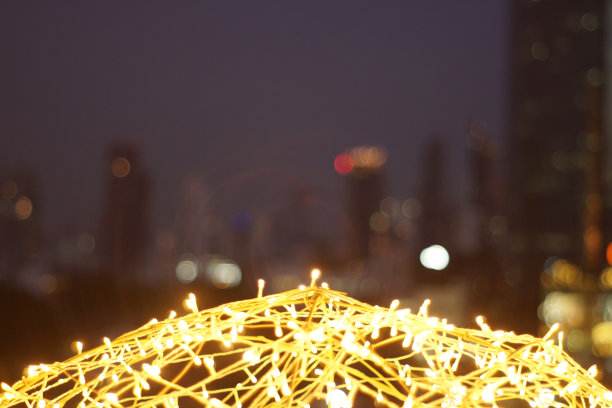 金色的LED灯散景模糊抽象图案背景。图片下载