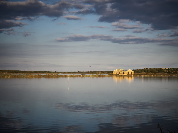 这张照片拍摄的是Vendicari一片水域中心的一座废墟建筑图片下载