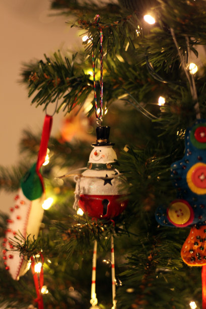 圣诞树上装饰雪人图片下载