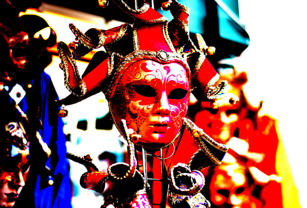 一个像火一样的红色面具图片下载