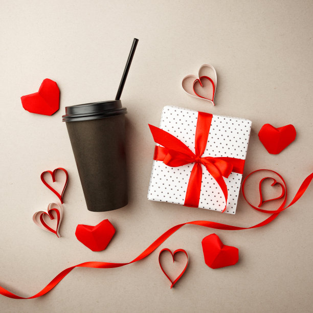 创意概念照片的黑色时尚带走咖啡杯与礼盒红丝带和框架从红色折纸心，爱咖啡和情人节节日背景图片下载
