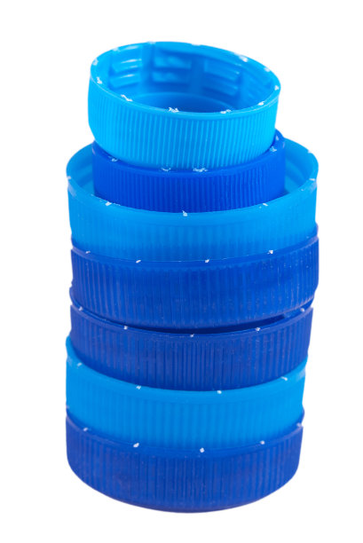 浅色和深蓝色的水瓶盖孤立在白色的背景上图片下载