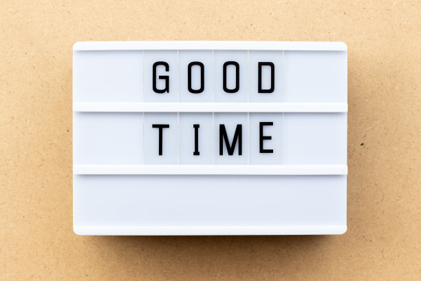 灯箱配字好时，以木为背景图片下载