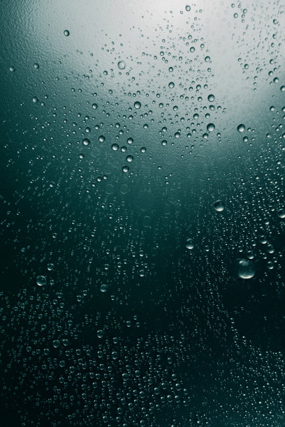 水滴在背景中闪闪发光图片下载