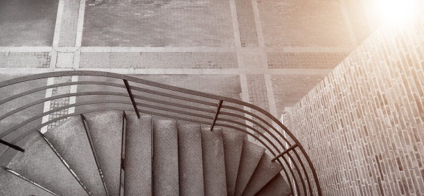 旋转楼梯和砖墙图片下载