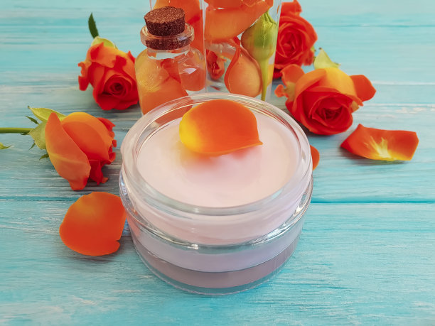 化妆品，提取物，蓝色木质背景上的玫瑰花图片下载