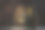 漆黑的夜里，木桌上放着两瓶酒和两杯酒。图片下载