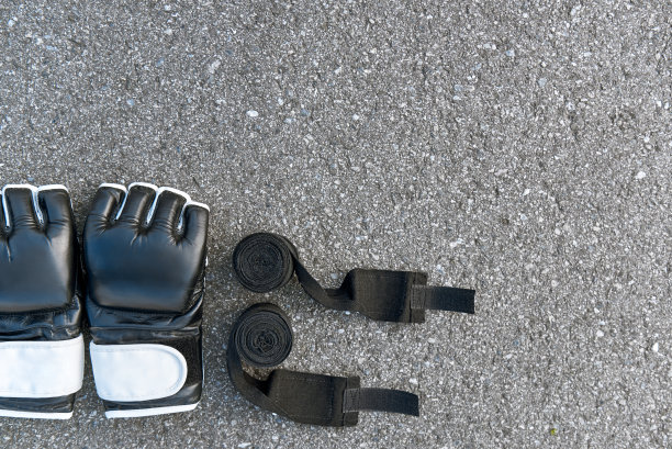 运动拳击手套与拳击绷带在沥青背景图片下载