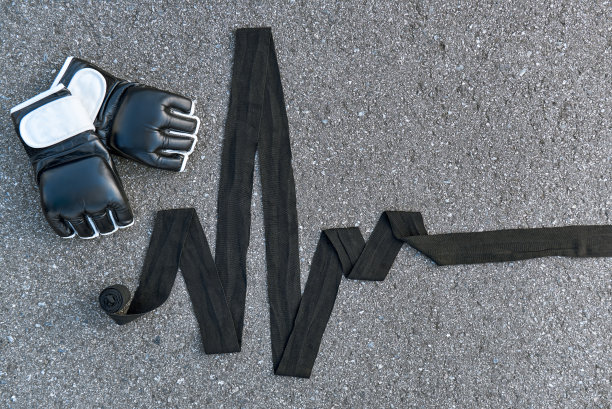 运动拳击手套与拳击绷带在沥青背景图片下载
