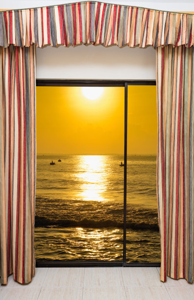 窗外海面上的夕阳图片下载