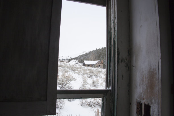 从一间废弃小屋的窗户往外看图片下载