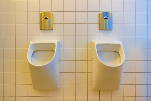 德国一个公共厕所里的两个小便池图片下载
