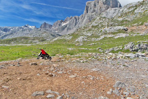 山间的两辆空婴儿车。图片下载