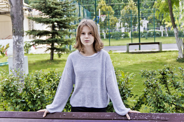 可爱的金发女孩，十四岁图片下载